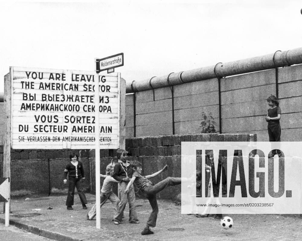 Archive 19750811 Children playing football next to the Berlin Wall in the Kreuzberg district of West Berlin STOCKHOLM SWEDEN Germany