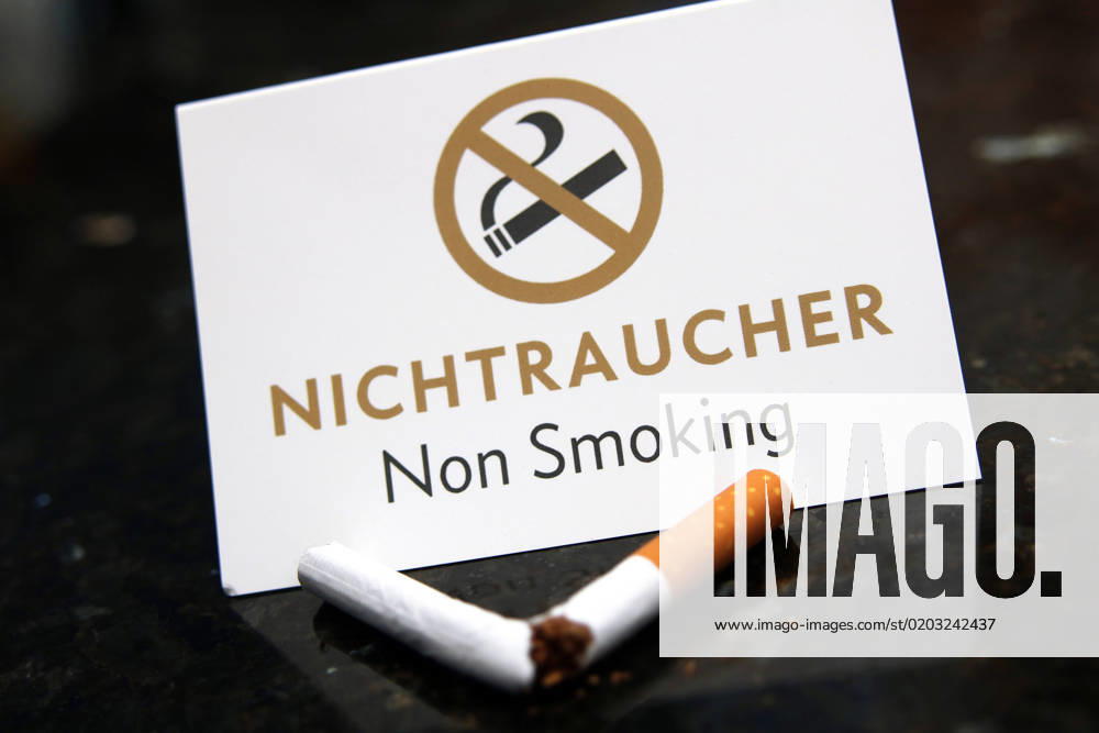 Durchgebrochene Zigarette und Schild Nichtraucher broken cigarette and sign Non Smoking BLWS681253
