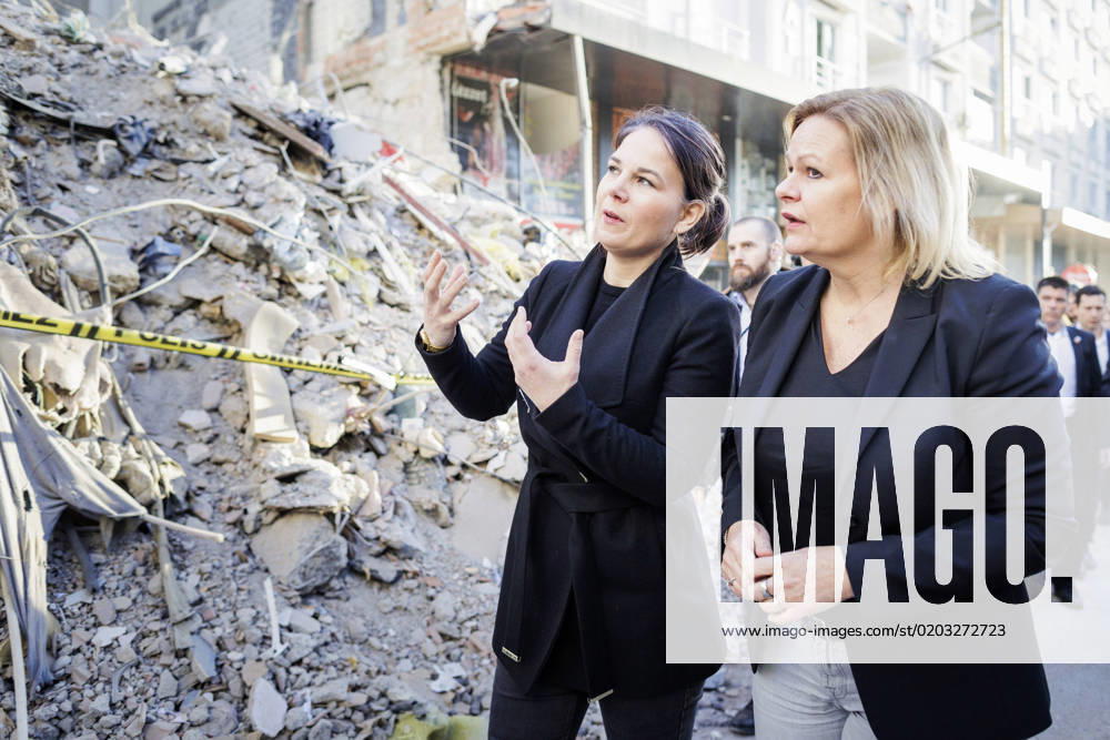 Annalena Baerbock (Buendnis 90 Die Gruenen), Bundesaussenministerin, und Nancy Faeser (SPD), Bundesministerin fuer Inneres und Heimat, aufgenommen im Rahmen eines Gangs durch eine vom Erdbeben zerstoerte Straâˆöüe in Pazarcik, 21.02.2023. Pazarcik Tuerkei