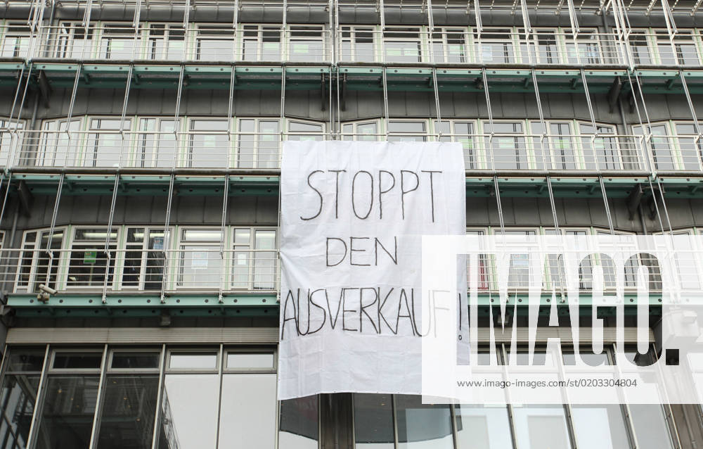 An der Fassade vom Verlagsgebäude des Medienunternehmens Gruner + Jahr am Baumwall am Hamburger Hafen hängt ein riesiges Plakat, mit dem Mitarbeiter von Gruner + Jahr gegen den von Verlagseigentümer RTL angekündigten Stellenabbau protestieren. 700 Arbeitsplätze sollen beim Traditionsunternehmen gestrichen werden. Altstadt Hamburg