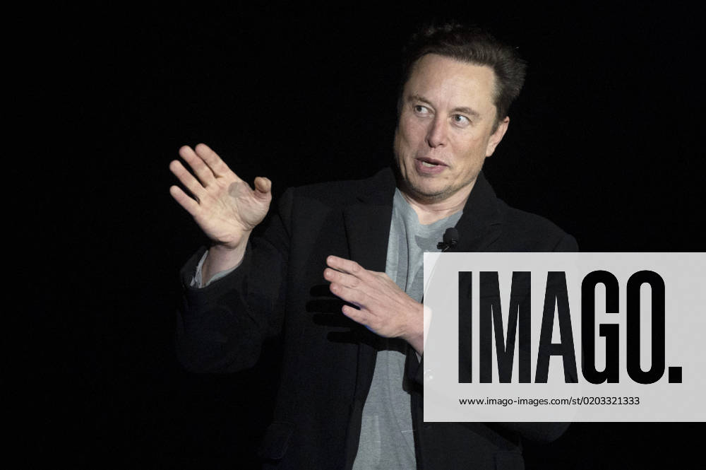 En esta foto de archivo tomada el 10 de febrero de 2022, Elon Musk gesticula mientras habla durante una conferencia de prensa en las instalaciones de Starbase de SpaceX cerca de Boca Chica Village en el sur de Texas. - ZUMAla2_ 20230221_zaa_la2_008
