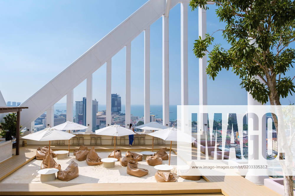 IMAGO Creative: Urbane Kultur - Sommer auf den Dächern Arbour hotel Pattaya Thailand November 2022 Arbour hotel Pattaya Thailand November 2022. Rooftop bar with beach terrace during sunset