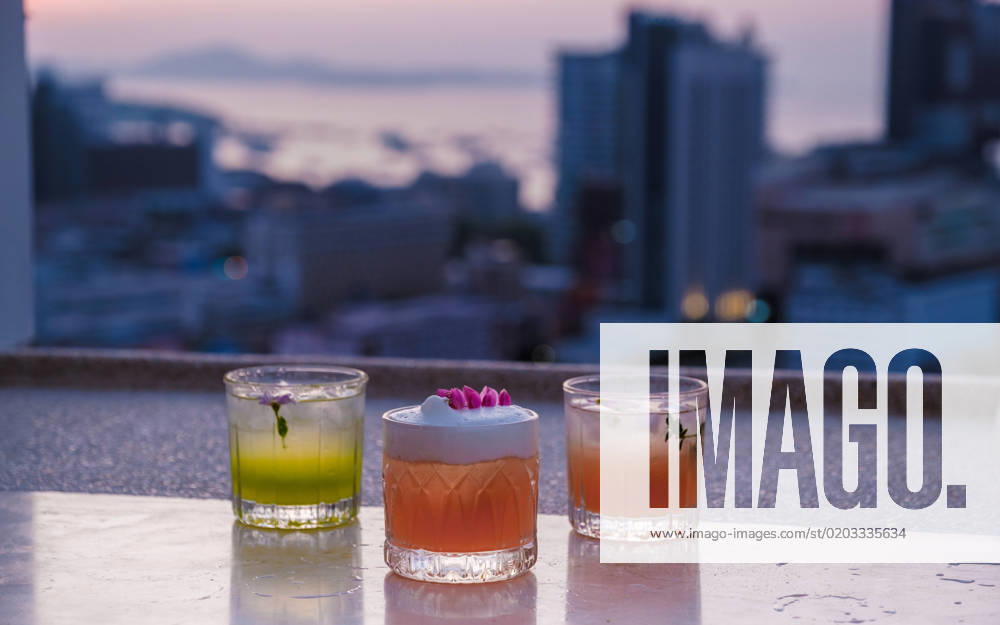 IMAGO Creative: Urbane Kultur - Sommer auf den Dächern cocktail drinks on a rooftop bar in Pattaya Thailand cocktail drinks on a rooftop bar in Pattaya Thailand during sunset