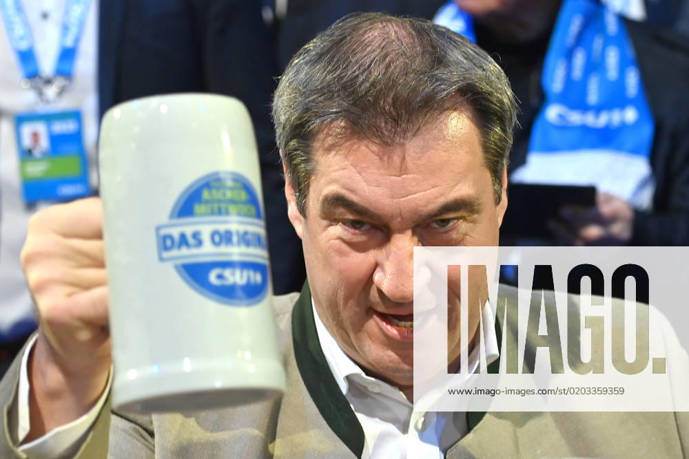 Markus SOEDER (Ministerpraesident Bayern und CSU Vorsitzender) mit Mass Bier. Politischer Aschermittwoch der CSU am 22.02.2023 in der Dreilanderhalle in Passau.