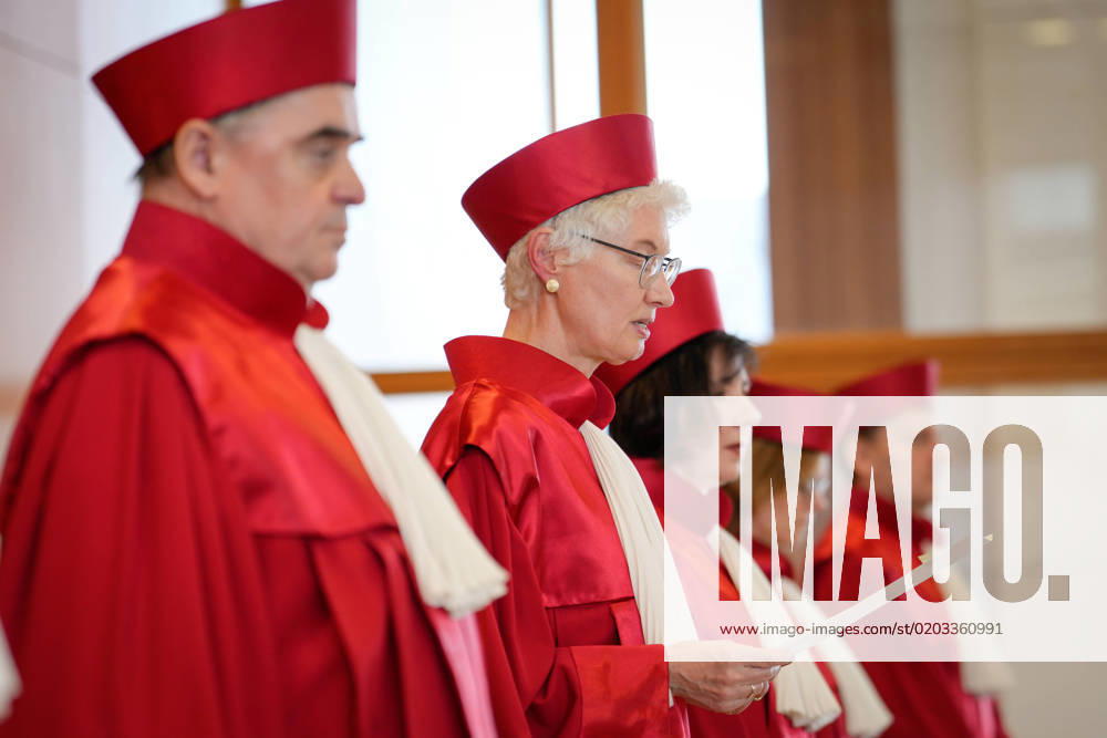 Bundesverfassungsgericht Urteilsverkuendung in Sachen Desiderius-Erasmus-Stiftung Aktuell, 22.02.2023, Karlsruhe, Prof. Dr. Doris Koenig Vizepraesidentin und Vorsitzende des Zweiten Senats, Bundesverfassungsgericht zweiter Senat bei der Urteilsverkuendung in Sachen Desiderius-Erasmus-Stiftung Karlsruhe Rheinland-Pfalz Deutschland