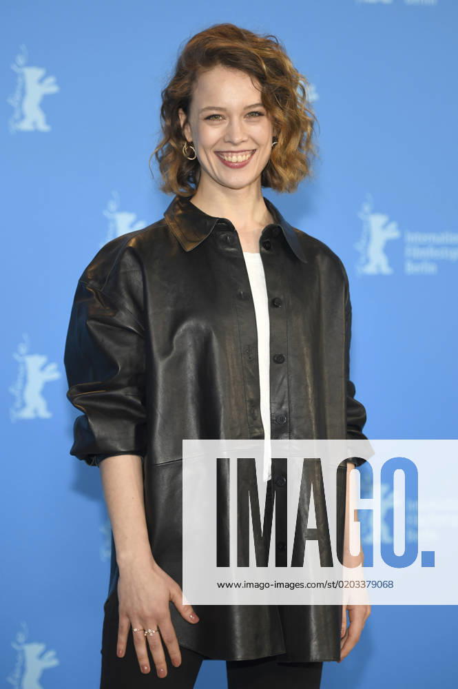 Paula Beer beim Photocall zum Kinofilm Roter Himmel auf der Berlinale 2023 73. Internationale Filmfestspiele Berlin im Hotel Grand Hyatt. Berlin