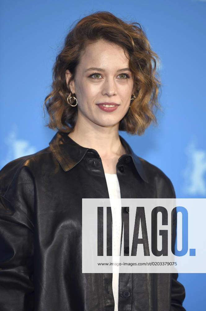 Paula Beer beim Photocall zum Kinofilm Roter Himmel auf der Berlinale 2023 73. Internationale Filmfestspiele Berlin im Hotel Grand Hyatt. Berlin