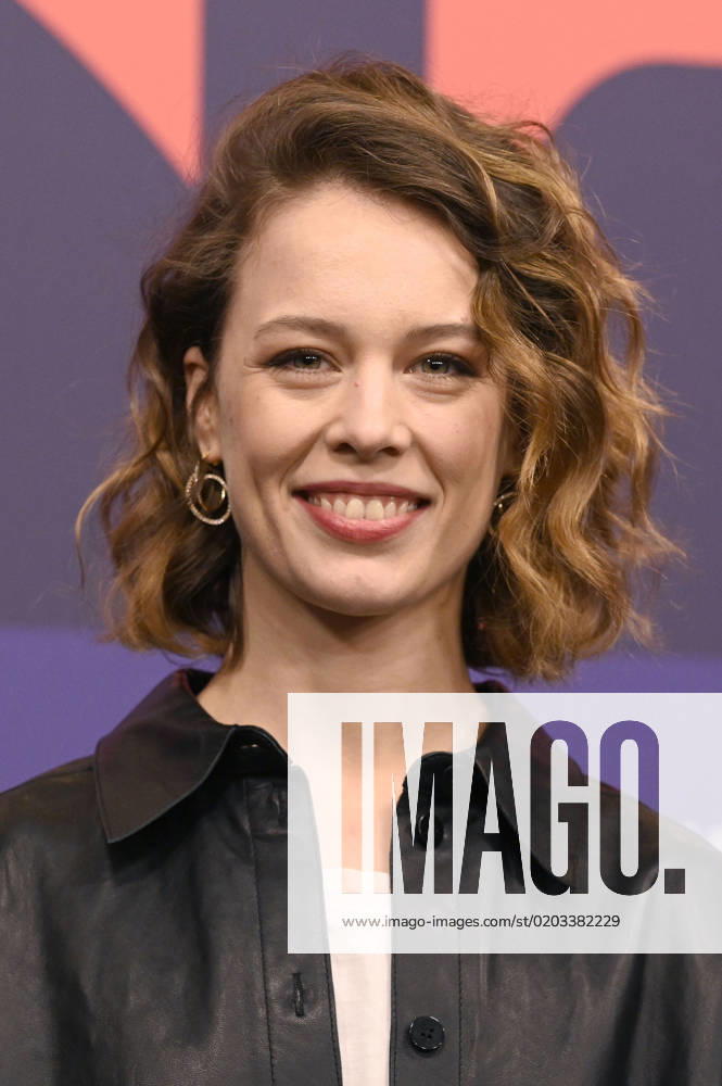 Paula Beer bei der Pressekonferenz zum Kinofilm Roter Himmel Afire auf der Berlinale 2023 73. Internationale Filmfestspiele Berlin im Hotel Grand Hyatt. Berlin