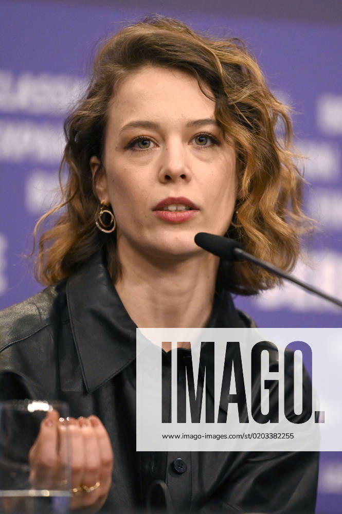 Paula Beer bei der Pressekonferenz zum Kinofilm Roter Himmel Afire auf der Berlinale 2023 73. Internationale Filmfestspiele Berlin im Hotel Grand Hyatt. Berlin