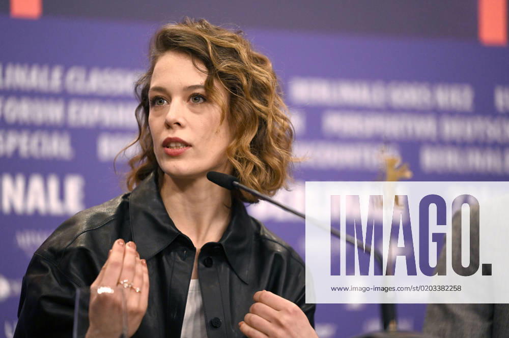 Paula Beer bei der Pressekonferenz zum Kinofilm Roter Himmel Afire auf der Berlinale 2023 73. Internationale Filmfestspiele Berlin im Hotel Grand Hyatt. Berlin