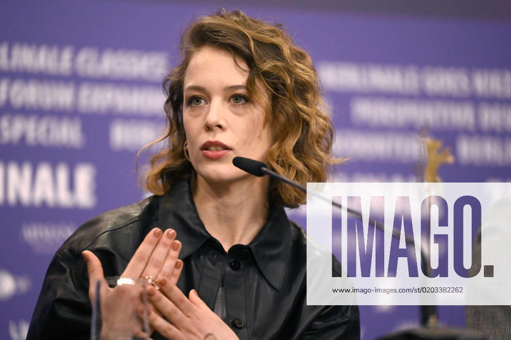 Paula Beer bei der Pressekonferenz zum Kinofilm Roter Himmel Afire auf der Berlinale 2023 73. Internationale Filmfestspiele Berlin im Hotel Grand Hyatt. Berlin