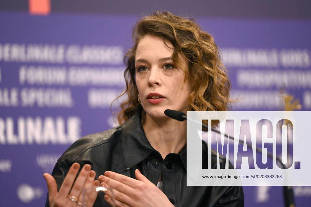 Paula Beer bei der Pressekonferenz zum Kinofilm Roter Himmel Afire auf der Berlinale 2023 73. Internationale Filmfestspiele Berlin im Hotel Grand Hyatt. Berlin