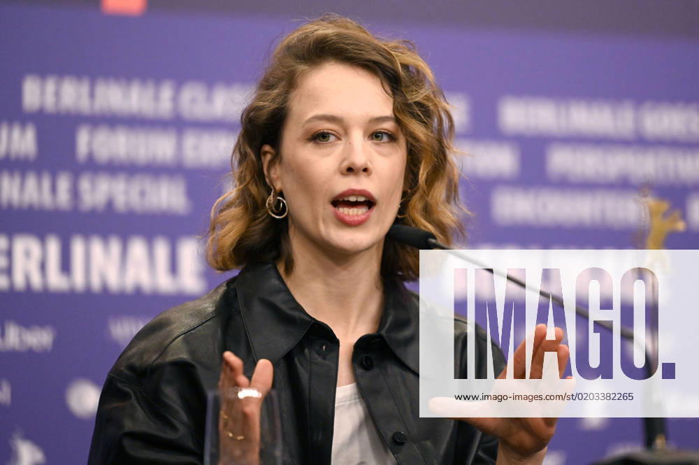 Paula Beer bei der Pressekonferenz zum Kinofilm Roter Himmel Afire auf der Berlinale 2023 73. Internationale Filmfestspiele Berlin im Hotel Grand Hyatt. Berlin
