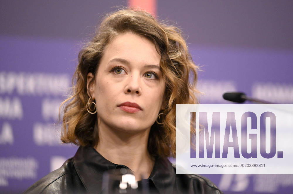 Paula Beer bei der Pressekonferenz zum Kinofilm Roter Himmel Afire auf der Berlinale 2023 73. Internationale Filmfestspiele Berlin im Hotel Grand Hyatt. Berlin