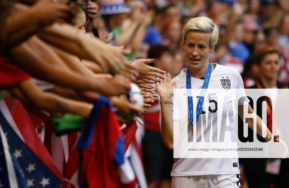 Aktuell Fußball, Damen WM, Finale, USA - Japan (150706)-- VANCOUVER, July 6, 2015 -- Megan Rapinoe of the United States celebrates with supporters after the awarding ceremony for the FIFA Women s World Cup 2015 at BC Place Stadium in Vancouver, Canada on July 5, 2015. The United States claimed the title after defeating Japan with 5-2. ) (SP)CANADA-VANCOUVER-FIFA WOMEN S WORLD CUP-FINAL-USAVS JPN WangxLili