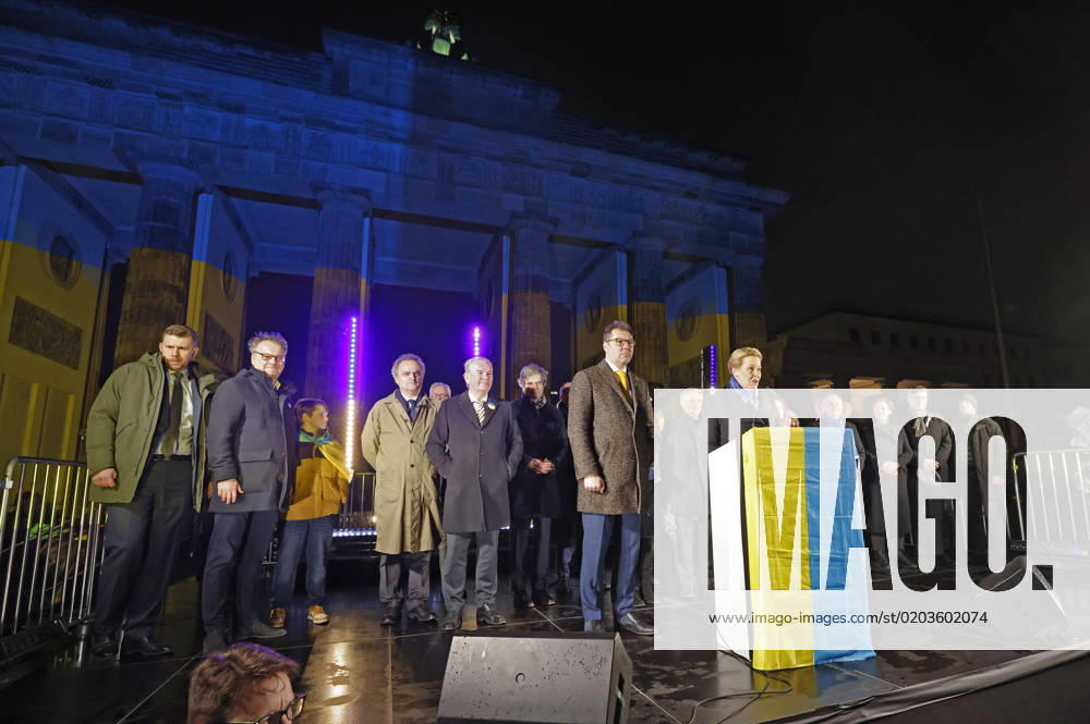 Demonstration und Kundgebung zum Jahrestag des russischen Überfalls unter dem Motto Wir werden nie vergessen vor dem Brandenburger Tor. Berlin