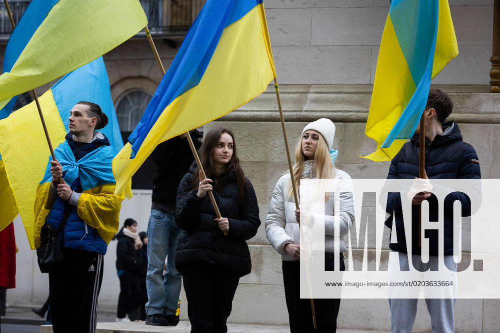 People hold Ukrainian flags as they observe a minute s silence in Whitehall opposite Downing Street in London. The world is marking the one-year anniversary of the full-scale Russian invasion of Ukraine today. London United Kingdom - ZUMAs197 20230224_zaa_s197_479