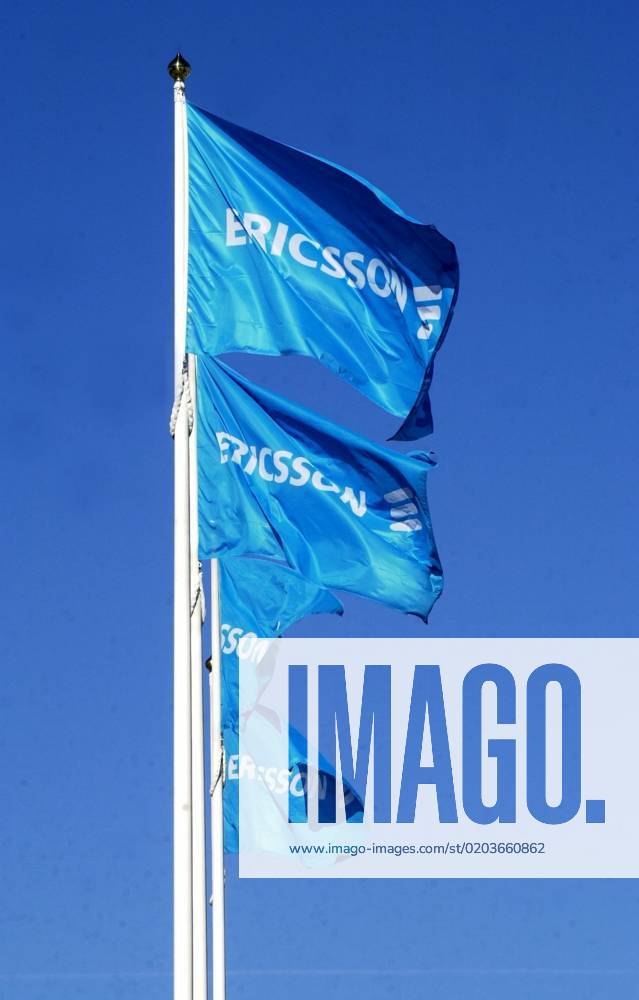 SCANPIX SWEDEN, 2001 03 27 Ericsson lays off 2,100 workers at its factories in Kumla and Linköping 1,500 workers are laid off from Ericsson in Kumla and 600 in Linköping, in addition to the 500 already designated as redundant Image Flags outside Ericssons factory in Linköping