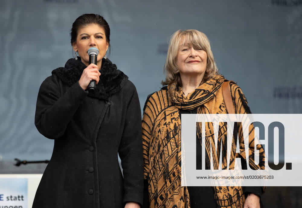 KW08 Aufstand für Frieden Kundgebung in Berlin, Kundgebung in Berlin mit Sahra Wagenknecht und Alice Schwarzer vor dem Brandenburger Tor, anlässlich des Jahrestages Angriffskrieg Russland in der Ukraine. Berlin Berlin Deutschland
