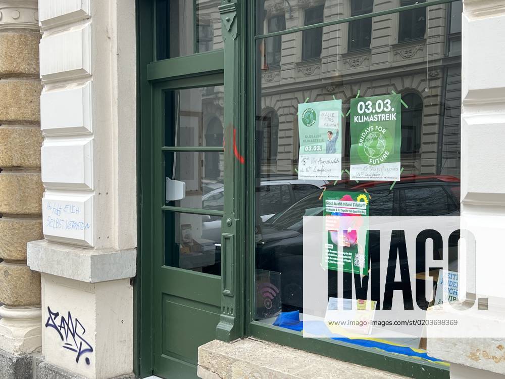 Leipzig - Graffiti an Parteibüros 24.02.2023 gegen 12 Uhr Leipzig, Heinrichstraße & Hohe Straße Fotograf: LausitzNews.de Pressemitteilung der PD Leipzig: Graffiti an Parteibüros 1. Fall Ort: Leipzig (Zentrum-Süd) Zeit: 22.02.2023, 17:00 Uhr bis 23.02.2023, 10:00 Uhr Unbekannte Tatverdächtige brachten an die Jalousien eines Abgeordnetenbüros der Partei Die Grünen ein Graffiti an. Mit roter Farbe sprühten sie einen Schriftzug in einer Größe von 2,24 x 1,40 Meter. Es entstand Sachschaden in Höhe von etwa 150 Euro. 2. Fall Ort: Leipzig (Reudnitz-Thonberg) Zeit: 22.02.2023, 15:00 Uhr bis 23.02.2023, 09:00 Uhr Einen rotfarbenen Schriftzug in der Größe von circa 3,5 m x 1,5 Meter sprühten Unbekannte an die Schaufensterscheibe des Wahlkreisb