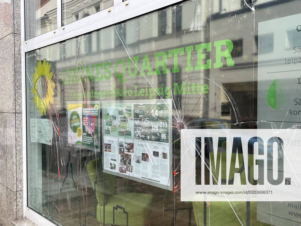 Leipzig - Graffiti an Parteibüros 24.02.2023 gegen 12 Uhr Leipzig, Heinrichstraße & Hohe Straße Fotograf: LausitzNews.de Pressemitteilung der PD Leipzig: Graffiti an Parteibüros 1. Fall Ort: Leipzig (Zentrum-Süd) Zeit: 22.02.2023, 17:00 Uhr bis 23.02.2023, 10:00 Uhr Unbekannte Tatverdächtige brachten an die Jalousien eines Abgeordnetenbüros der Partei Die Grünen ein Graffiti an. Mit roter Farbe sprühten sie einen Schriftzug in einer Größe von 2,24 x 1,40 Meter. Es entstand Sachschaden in Höhe von etwa 150 Euro. 2. Fall Ort: Leipzig (Reudnitz-Thonberg) Zeit: 22.02.2023, 15:00 Uhr bis 23.02.2023, 09:00 Uhr Einen rotfarbenen Schriftzug in der Größe von circa 3,5 m x 1,5 Meter sprühten Unbekannte an die Schaufensterscheibe des Wahlkreisb