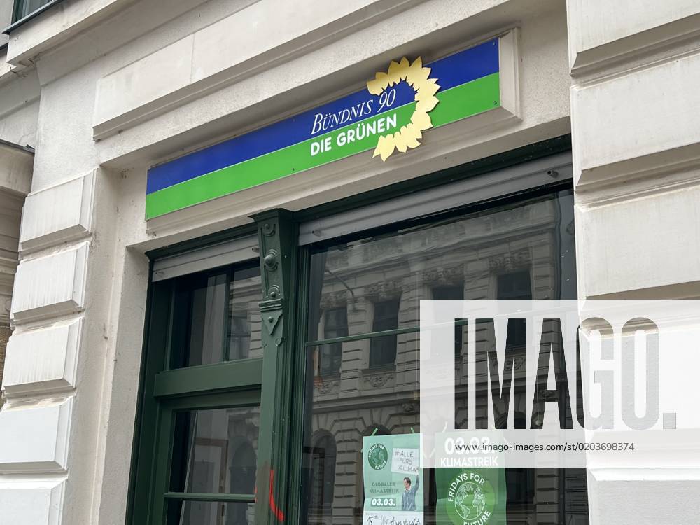 Leipzig - Graffiti an Parteibüros 24.02.2023 gegen 12 Uhr Leipzig, Heinrichstraße & Hohe Straße Fotograf: LausitzNews.de Pressemitteilung der PD Leipzig: Graffiti an Parteibüros 1. Fall Ort: Leipzig (Zentrum-Süd) Zeit: 22.02.2023, 17:00 Uhr bis 23.02.2023, 10:00 Uhr Unbekannte Tatverdächtige brachten an die Jalousien eines Abgeordnetenbüros der Partei Die Grünen ein Graffiti an. Mit roter Farbe sprühten sie einen Schriftzug in einer Größe von 2,24 x 1,40 Meter. Es entstand Sachschaden in Höhe von etwa 150 Euro. 2. Fall Ort: Leipzig (Reudnitz-Thonberg) Zeit: 22.02.2023, 15:00 Uhr bis 23.02.2023, 09:00 Uhr Einen rotfarbenen Schriftzug in der Größe von circa 3,5 m x 1,5 Meter sprühten Unbekannte an die Schaufensterscheibe des Wahlkreisb