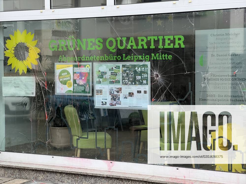 Leipzig - Graffiti an Parteibüros 24.02.2023 gegen 12 Uhr Leipzig, Heinrichstraße & Hohe Straße Fotograf: LausitzNews.de Pressemitteilung der PD Leipzig: Graffiti an Parteibüros 1. Fall Ort: Leipzig (Zentrum-Süd) Zeit: 22.02.2023, 17:00 Uhr bis 23.02.2023, 10:00 Uhr Unbekannte Tatverdächtige brachten an die Jalousien eines Abgeordnetenbüros der Partei Die Grünen ein Graffiti an. Mit roter Farbe sprühten sie einen Schriftzug in einer Größe von 2,24 x 1,40 Meter. Es entstand Sachschaden in Höhe von etwa 150 Euro. 2. Fall Ort: Leipzig (Reudnitz-Thonberg) Zeit: 22.02.2023, 15:00 Uhr bis 23.02.2023, 09:00 Uhr Einen rotfarbenen Schriftzug in der Größe von circa 3,5 m x 1,5 Meter sprühten Unbekannte an die Schaufensterscheibe des Wahlkreisb