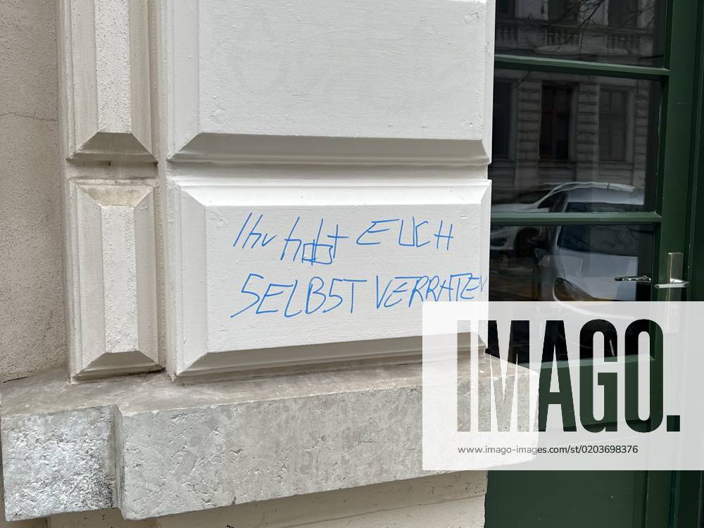 Leipzig - Graffiti an Parteibüros 24.02.2023 gegen 12 Uhr Leipzig, Heinrichstraße & Hohe Straße Fotograf: LausitzNews.de Pressemitteilung der PD Leipzig: Graffiti an Parteibüros 1. Fall Ort: Leipzig (Zentrum-Süd) Zeit: 22.02.2023, 17:00 Uhr bis 23.02.2023, 10:00 Uhr Unbekannte Tatverdächtige brachten an die Jalousien eines Abgeordnetenbüros der Partei Die Grünen ein Graffiti an. Mit roter Farbe sprühten sie einen Schriftzug in einer Größe von 2,24 x 1,40 Meter. Es entstand Sachschaden in Höhe von etwa 150 Euro. 2. Fall Ort: Leipzig (Reudnitz-Thonberg) Zeit: 22.02.2023, 15:00 Uhr bis 23.02.2023, 09:00 Uhr Einen rotfarbenen Schriftzug in der Größe von circa 3,5 m x 1,5 Meter sprühten Unbekannte an die Schaufensterscheibe des Wahlkreisb