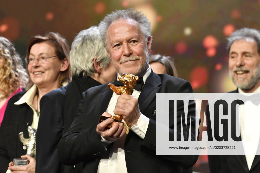 Bilder des Jahres 2023, Entertainment 02 Februar Nicolas Philibert mit dem Goldenen Bär für den besten Film für Sur lAdamant On the Adamant bei der Closing Ceremony mit Preisverleihung auf der Berlinale 2023 73. Internationale Filmfestspiele Berlin im Berlinale Palast. Berlin