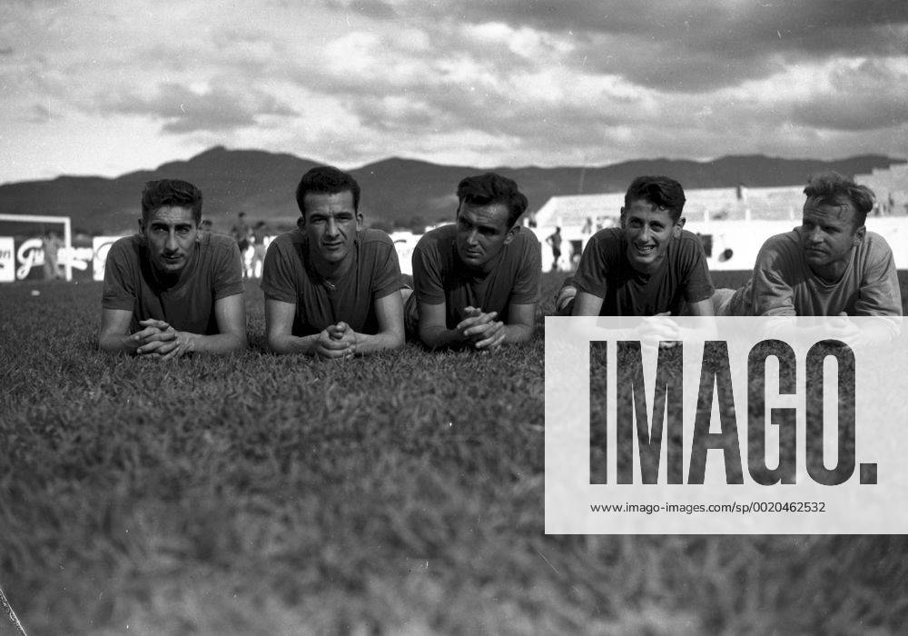 FIFA Weltmeisterschaft 1950 - Training Uruguay - (L-R) Alcides Ghiggia, Julio Perez, Oscar Miguez, Juan Alberto Schiaffino und Ernesto Patrullero Vidal - - ZUMAe61_