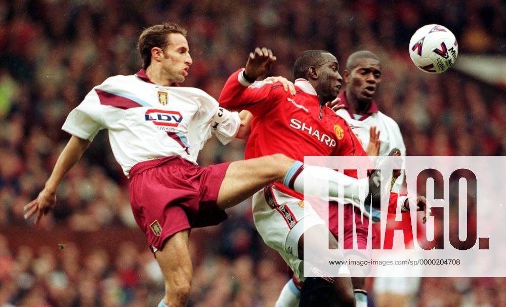 Dwight Yorke (ManU, Mitte) versucht sich gegen Gareth Southgate (li.) und Ian Taylor (beide Aston Villa) durchzusetzen Fußball Herren English Premier League 1999 2000, 1. Englische Liga, Manchester United - Aston Villa 3:0, Gruppe Old Trafford Manchester Dynamik, Kampf
