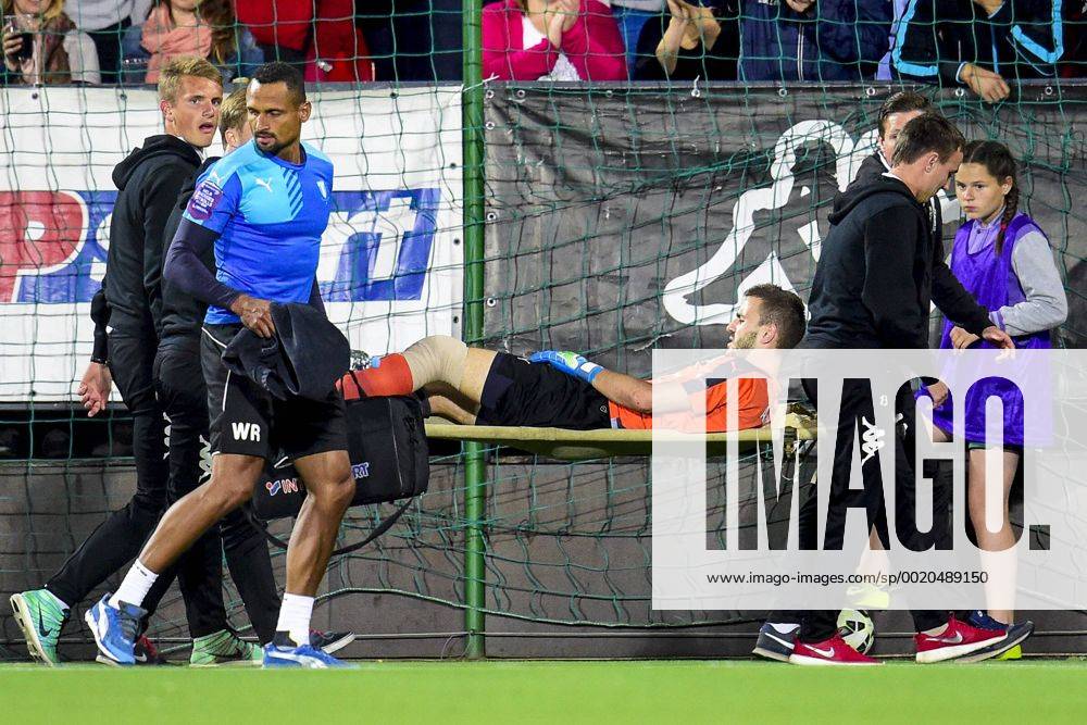 Vilnius, Litauen - 150721 Malmö FFs malvakt Zlatan Azinovic lamnar planen pa bar efter skada - UEFA Champions League Quali 2015 2016 - Zalgiris Vilnius vs Malmö FF - kod LT 35107 News - July 21, 2015 - ZUMAb138
