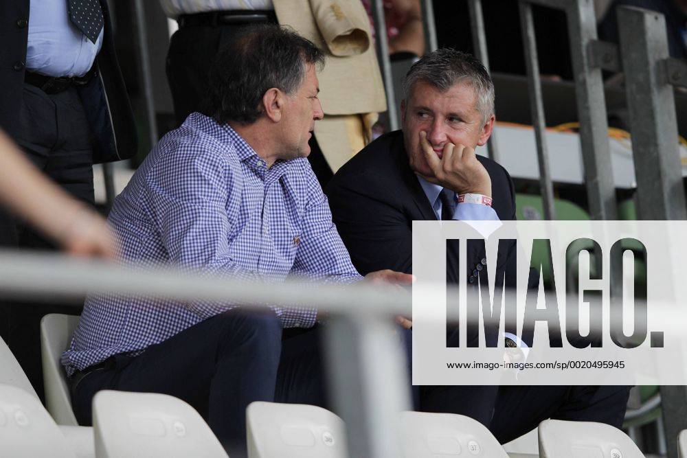 Davor Suker (rechts) im Gespraech mit Dinamo-Praesident Zdravko Mamic 22.07.2015 Fussball Champions League Qualifikation, 1. Runde, Rueckspiel, Saison 2015-2016 22.07.2015 LUX, CLQ, CS Fola Esch (LUX) - GNK Dinamo Zagreb (CRO) Stade Josy Barthel, Luxemburg