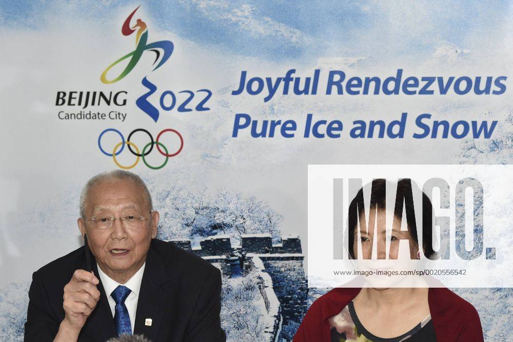 (CHINA OUT) Wei Jizhong (L), Committee Member of the Beijing 2022 Olympic Winter games Winterspiele Spiele Summer games Bid Committee, and Wang Hui, General Director of Communications, attend Beijing Bid Committee Press Briefing at the Traders Hotel prior to the 128th IOC Session on July 27, 2015 in Kuala Lumpur, Malaysia. CFP470873367