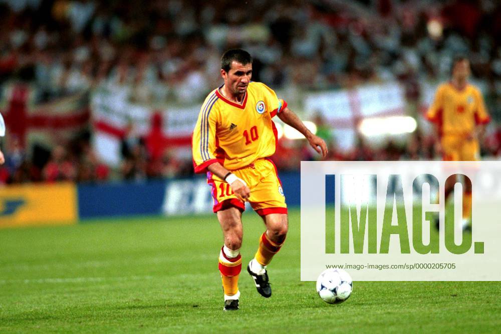 Gheorghe Hagi (Rumänien) am Ball Fußball WM Herren Weltmeisterschaft 1998, Länderspiel, Nationalmannschaft, Nationalteam, Nationaltrikot Einzelbild Stadium Municipal Toulouse