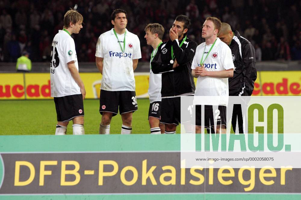 Enttäuschte Gesichter bei Eintracht Frankfurt, v.li.: Marco Russ, Benjamin Huggel, Christoph Spycher, Daniyel Cimen, Patrick Ochs und Du Ri Cha bedauern, dass sich der Schriftzug darunter nicht auf sie bezieht Fußball 1. BL Herren DFB Pokal 2005 2006, Pokalspiel, Finale, Endspiel, Pokalfinale, Pokalendspiel, Eintracht Frankfurt Gruppe Berlin Enttäuschung,