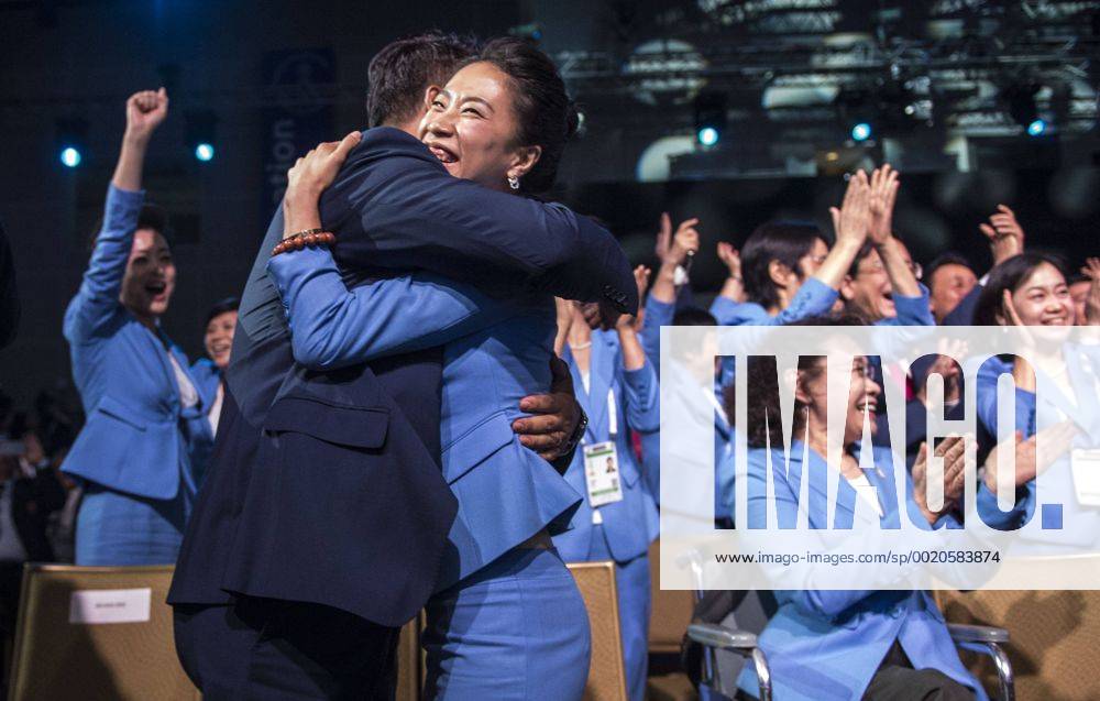 (150731) -- KUALA LUMPUR, July 31, 2015 -- Shen Xue (front R), Zhao Hongbo, former Chinese Winter Olympic champions and memebers of Beijing 2022 Olympic Winter games Winterspiele Spiele Summer games delegation, hug and celebrate after Beijing won the bid at the 128th International Olympic Committee session in Kuala Lumpur, Malaysia, Friday, July 31, 2015. Lui Siu Wai) (SP)MALAYSIA-KUALA LUMPUR-IOC-2022 WINTER OLYMPICS-BEIJING LvxXiaowei