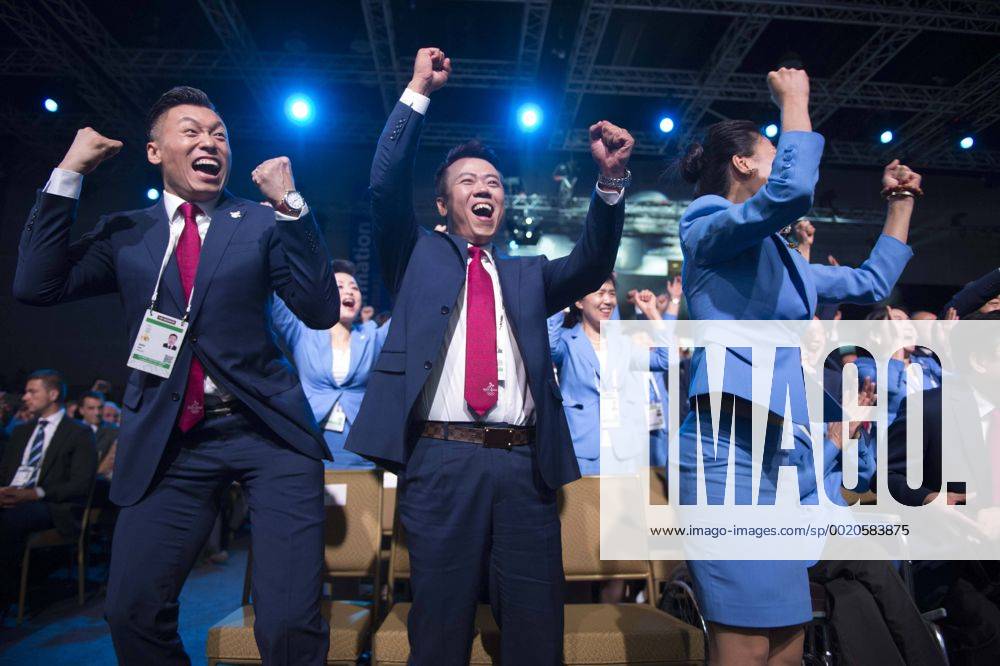 (150731) -- KUALA LUMPUR, July 31, 2015 -- Memebers of Beijing 2022 Olympic Winter games Winterspiele Spiele Summer games bid delegation celebrate after Beijing won the bid at the 128th International Olympic Committee session in Kuala Lumpur, Malaysia, Friday, July 31, 2015. ) (SP)MALAYSIA-KUALA LUMPUR-IOC-2022 WINTER OLYMPICS-BEIJING LuixSiuxWai