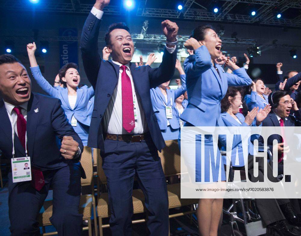 (150731) -- KUALA LUMPUR, July 31, 2015 -- Memebers of Beijing 2022 Olympic Winter games Winterspiele Spiele Summer games bid delegation celebrate after Beijing won the bid at the 128th International Olympic Committee session in Kuala Lumpur, Malaysia, Friday, July 31, 2015. ) (FOCUS)(SP)MALAYSIA-KUALA LUMPUR-IOC-2022 WINTER OLYMPICS-BEIJING LuixSiuxWai