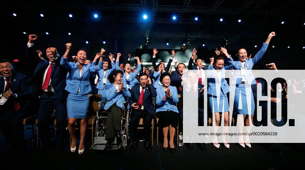 (150731) -- KUALA LUMPUR, July 31, 2015 -- Memebers of Beijing 2022 Olympic Winter games Winterspiele Spiele Summer games bid delegation celebrate after Beijing won the bid at the 128th International Olympic Committee session in Kuala Lumpur, Malaysia, Friday, July 31, 2015. ) (SP)MALAYSIA-KUALA LUMPUR-IOC-2022 WINTER OLYMPICS-BEIJING WangxLili