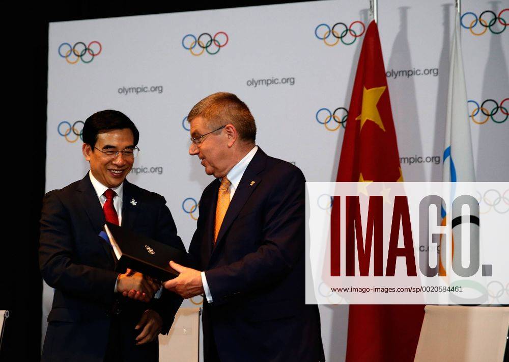 (150731) -- KUALA LUMPUR, July 31, 2015 -- President of the International Olympic Committee (IOC) Thomas Bach (R) shakes hands with Wang Anshun, Mayor of Beijing, at the agreement signing during the 128th International Olympic Committee session in Kuala Lumpur, Malaysia, July 31, 2015. Beijing won the bid of 2022 Winter Olympics at the 128th International Olympic Committee session on Friday. ) (SP)MALAYSIA-KUALA LUMPUR-IOC-2022 WINTER OLYMPICS-BEIJING WangxLili