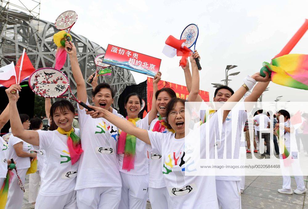 (150731) -- BEIJING, July 31, 2015 -- People gather to celebrate at the Olympic Green in Beijing, capital of China, July 31, 2015. Beijing, together with its neighbor city Zhangjiakou, won the bid to host the 2022 Olympic Winter games Winterspiele Spiele Summer games ) (mp) CHINA-BEIJING-2022 WINTER OLYMPICS-CELEBRATION (CN) RaoxAimin