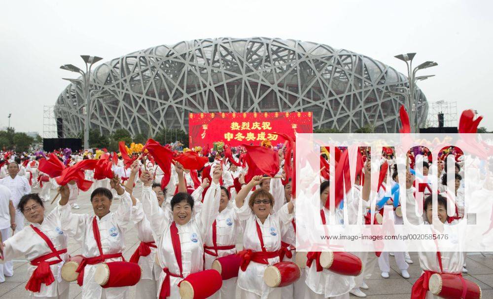 (150731) -- BEIJING, July 31, 2015 -- People gather to celebrate at the Olympic Green in Beijing, capital of China, July 31, 2015. Beijing, together with its neighbor city Zhangjiakou, won the bid to host the 2022 Olympic Winter games Winterspiele Spiele Summer games ) (mp) CHINA-BEIJING-2022 WINTER OLYMPICS-CELEBRATION (CN) XiexHuanchi
