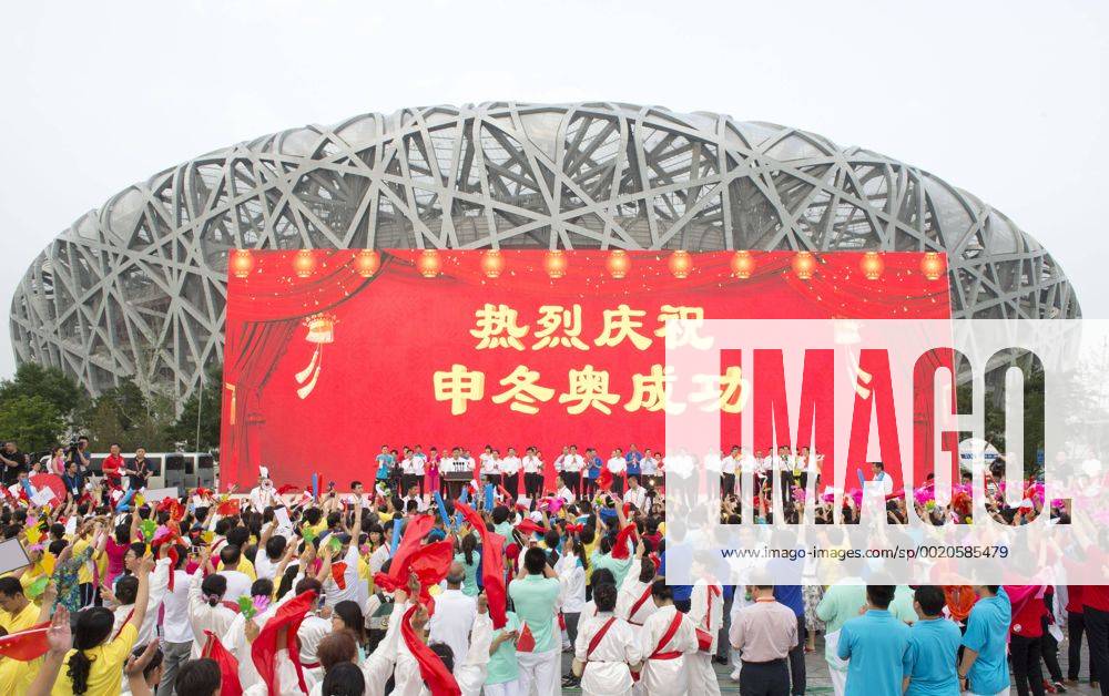 (150731) -- BEIJING, July 31, 2015 -- People gather to celebrate at the Olympic Green in Beijing, capital of China, July 31, 2015. Beijing, together with its neighbor city Zhangjiakou, won the bid to host the 2022 Olympic Winter games Winterspiele Spiele Summer games ) (mp) CHINA-BEIJING-2022 WINTER OLYMPICS-CELEBRATION (CN) XiexHuanchi