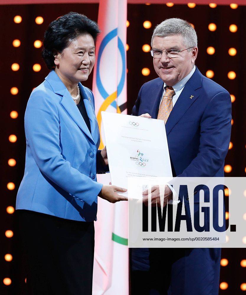 (150731) -- KUALA LUMPUR, July 31, 2015 --President of the International Olympic Committee (IOC) Thomas Bach (R) grants a certificate for China s bidding effort to Liu Yandong, Chinese Vice Premier and head of Beijing 2022 Winter Olympics bid delegation, at the 128th IOC session in Kuala Lumpur, Malaysia, on July 31, 2015. Beijing won the bid at the 128th International Olympic Committee session on Friday. ) (SP)MALAYSIA-KUALA LUMPUR-IOC-2022 WINTER OLYMPICS-BEIJING WangxLili