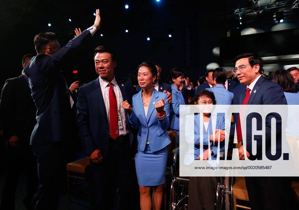 (150731) -- KUALA LUMPUR, July 31, 2015 -- Mayor of Beijing Wang Anshun (R) and other members of the Beijing 2022 Olympic Winter games Winterspiele Spiele Summer games bid delegation Zhang Haidi (2nd R), Shen Xue (3rd R) and Zhao Hongbo (4th R) celebrate after Beijing won the bid at the 128th International Olympic Committee session in Kuala Lumpur, Malaysia, Friday, July 31, 2015. ) (SP)MALAYSIA-KUALA LUMPUR-IOC-2022 WINTER OLYMPICS-BEIJING WangxLili
