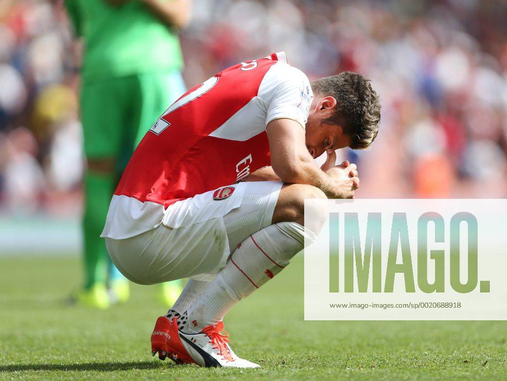 Arsenal s Olivier Giroud looks on dejected at the final whistle Barclays Premier League - Arsenal vs West Ham United - Emirates Stadium -England - 9th August 2015 - Picture David Klein Sportimage .