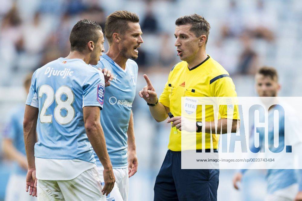 Aug. 15, 2015 - Malmö Sverige - 150815 Malmö FFs Nikola Djurjic - Markus Rosenberg är irriterade pa domare Bojan Pandzic - Fussball, SWE, Allsvenskan: Malmö FF - Gefle den 15 august 2015 in Malmö..Foto: News - Aug. 15, 2015 - ZUMAb138