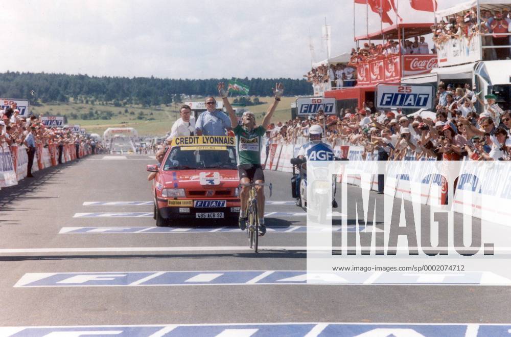 Laurent Jalabert (Frankreich Once) gewinnt die 12. Etappe der Tour de France 1995 und jubelt bei der Zielankunft vor Tour Direktor Jean Marie Leblanc (im Auto, re.) - Radsport Herren Tour de France 1995, Straßenradsport, Straße, Rad Totale 12. Etappe: Alencon - Le Havre Freude,