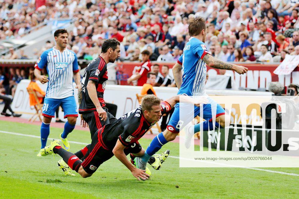 Leverkusen Lars Bender (Bayer 04 Leverkusen 8) im Zweikampf gegen Eugen Polanski (TSG 1899 Hoffenheim 8), bei dem er sich am Ruecken verletzt Bayer 04 Leverkusen vs TSG Hoffenheim, Fussball, 1. Bundesliga, 15.08.2015,